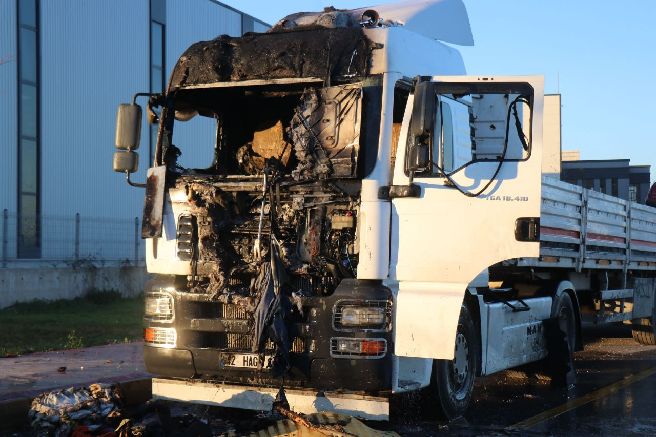 Sakarya'da Park Halindeki Tır Alevlere Teslim Oldu - Sayfa 4
