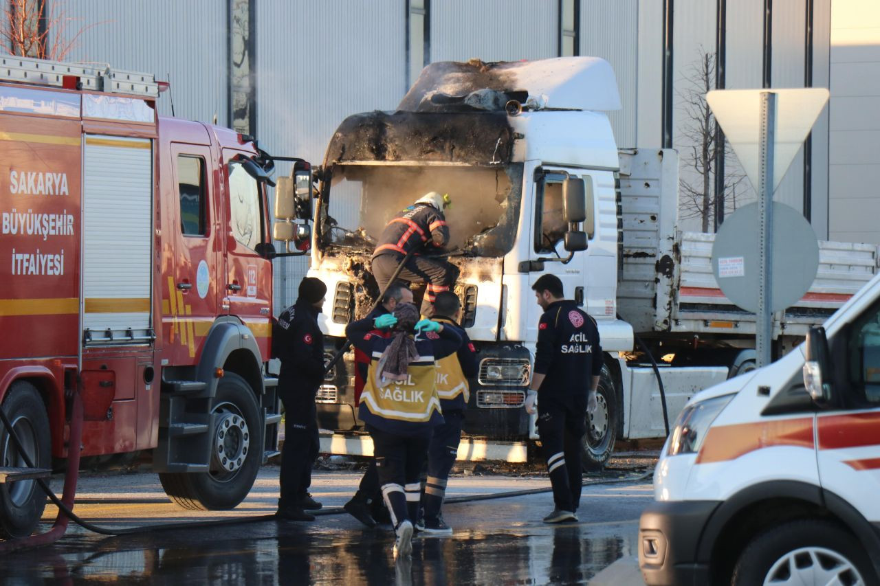 Sakarya'da Park Halindeki Tır Alevlere Teslim Oldu - Sayfa 5