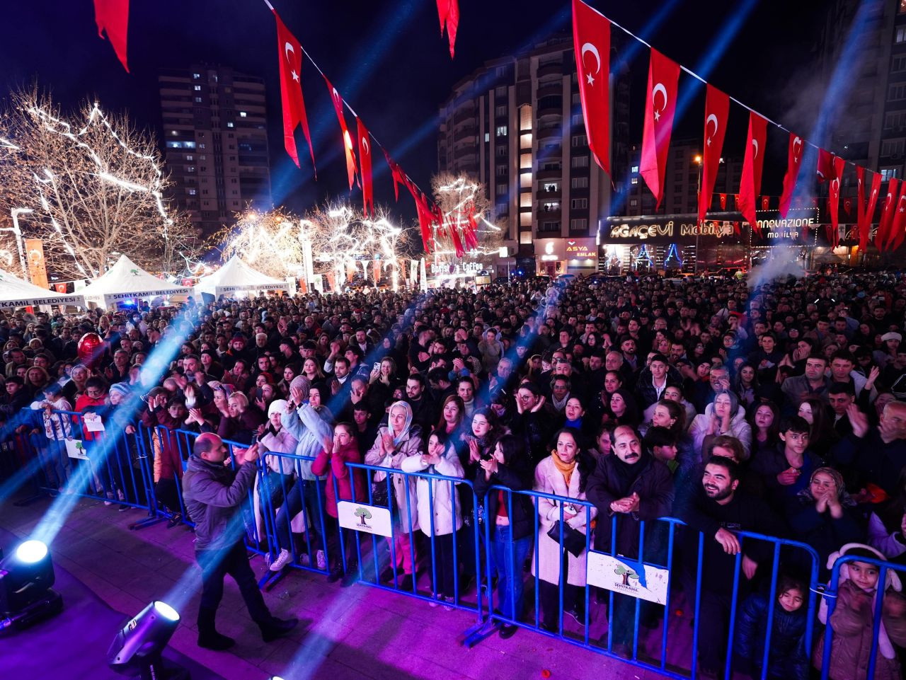 Şehitkamil'de Coşkulu Sokak Partisi ile Yeni Yıla Merhaba - Sayfa 6
