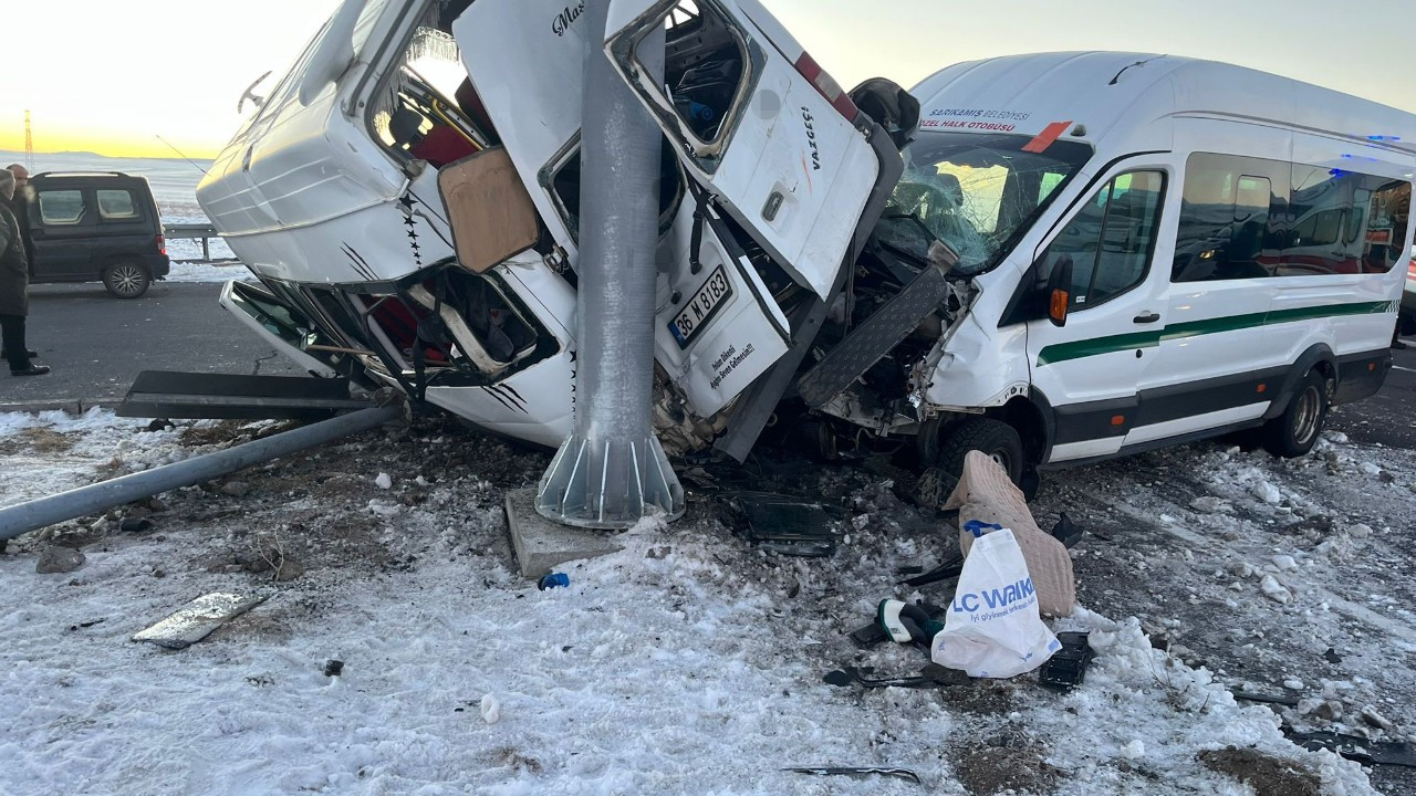 Kars’ta İki Minibüs Çarpıştı: 13 Kişi Yaralandı