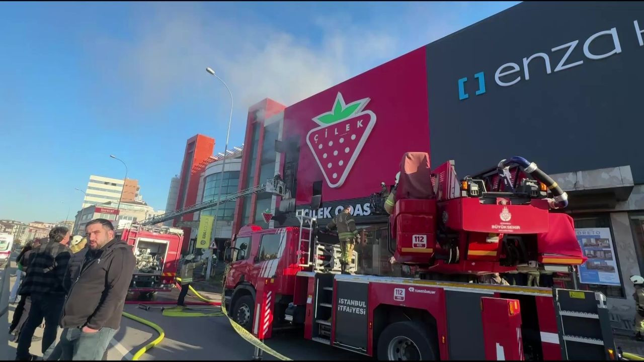 Mobilya Mağazasında Yangın: Bir Çalışan Hastaneye Kaldırıldı - Sayfa 1