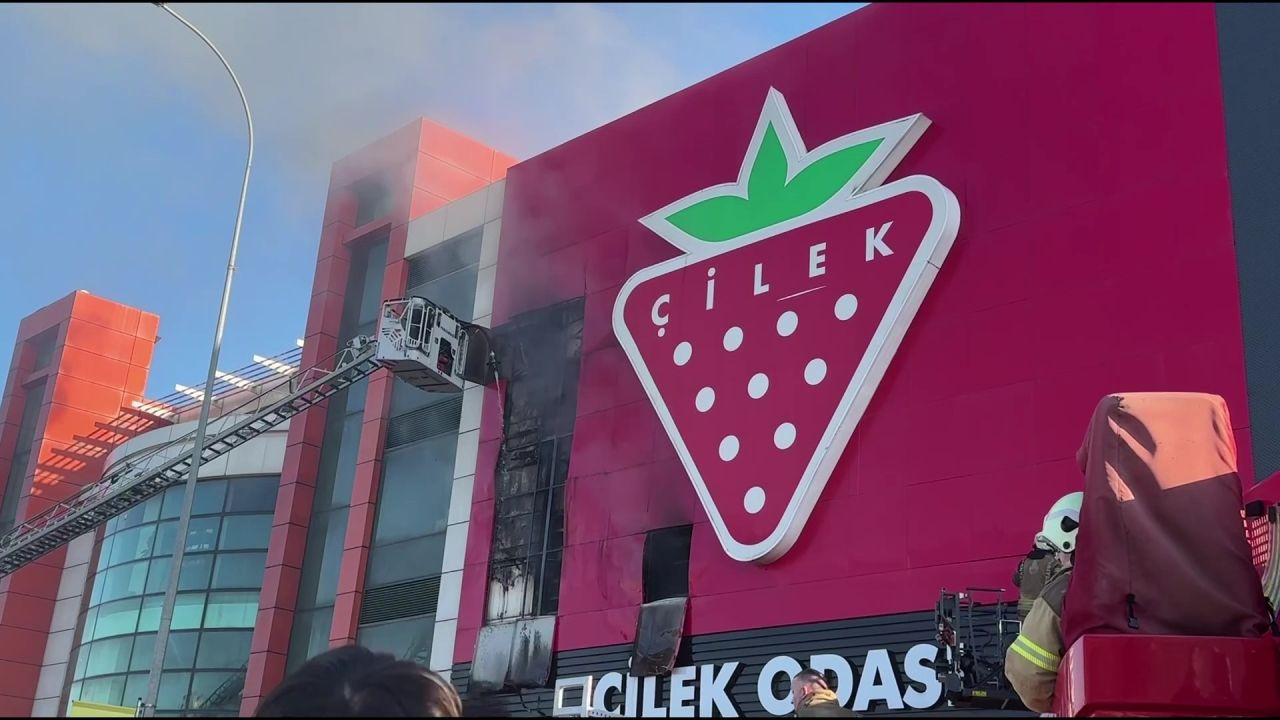 Mobilya Mağazasında Yangın: Bir Çalışan Hastaneye Kaldırıldı - Sayfa 2