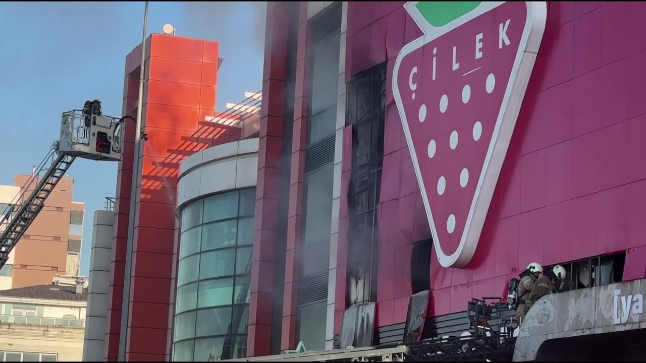 Mobilya Mağazasında Yangın: Bir Çalışan Hastaneye Kaldırıldı - Sayfa 4