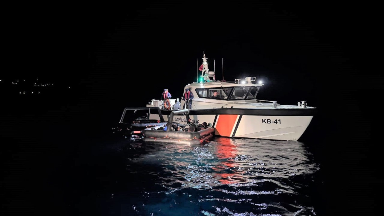 Kuşadası Açıklarında Can Salları İçindeki 16 Düzensiz Göçmen Kurtarıldı