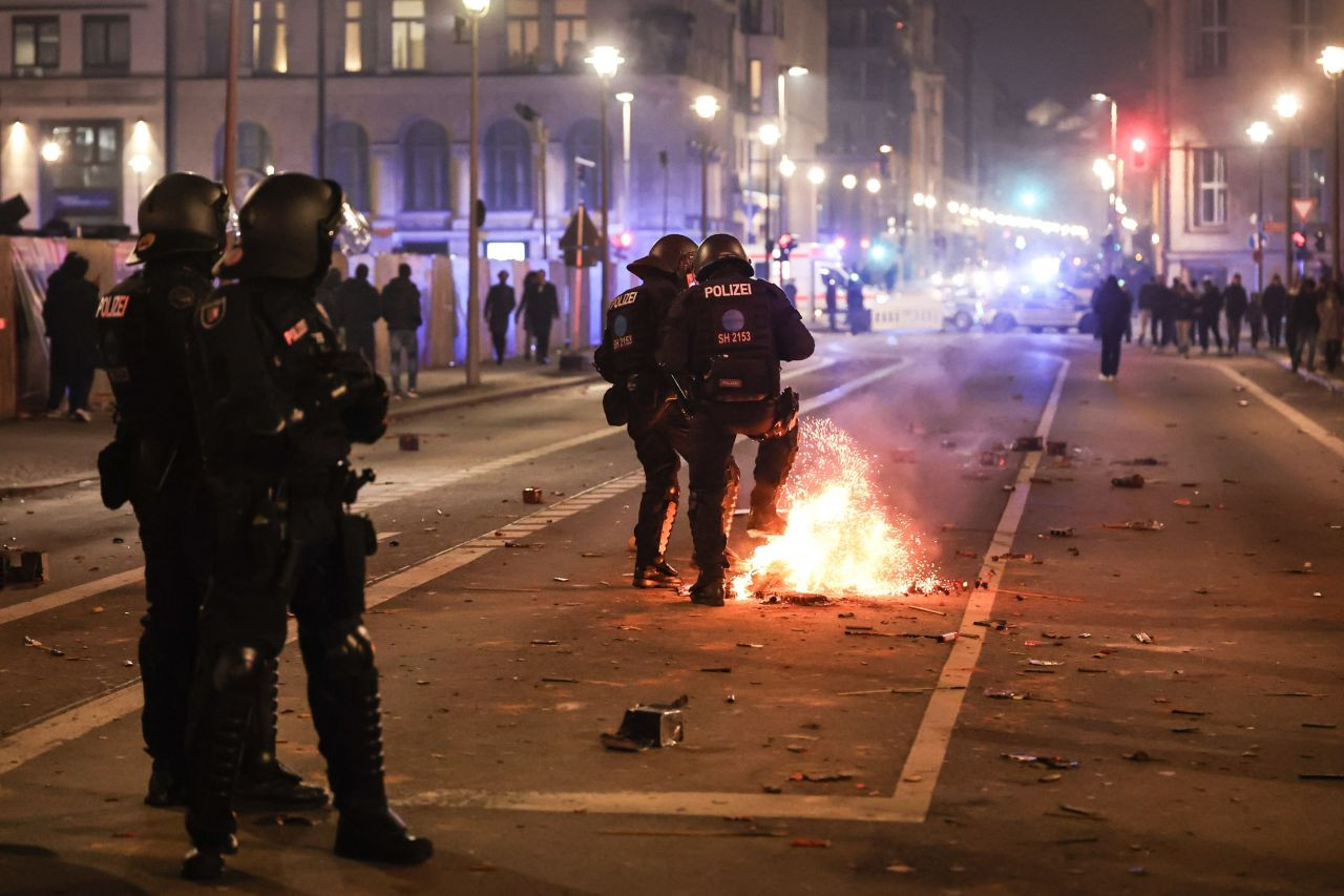 Almanya'da Yılbaşı Şiddeti: 5 Ölü, 31 Yaralı, 330 Gözaltı - Sayfa 1