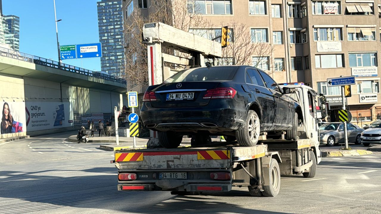 Şişli’de Ters Yönde Otomobilin Çarptığı Motosikletli Ağır Yaralandı - Sayfa 2