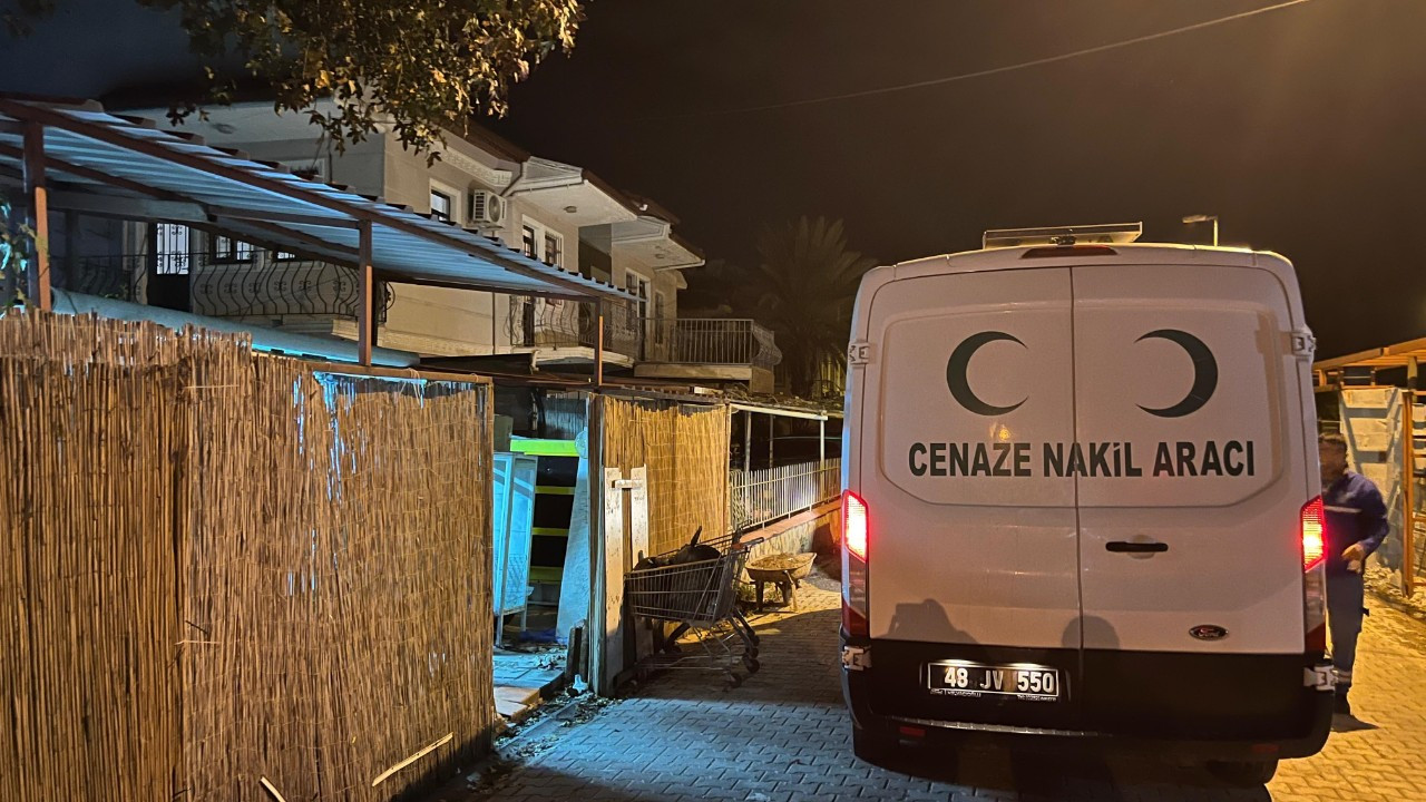 İş arkadaşını yatağında öldürdü