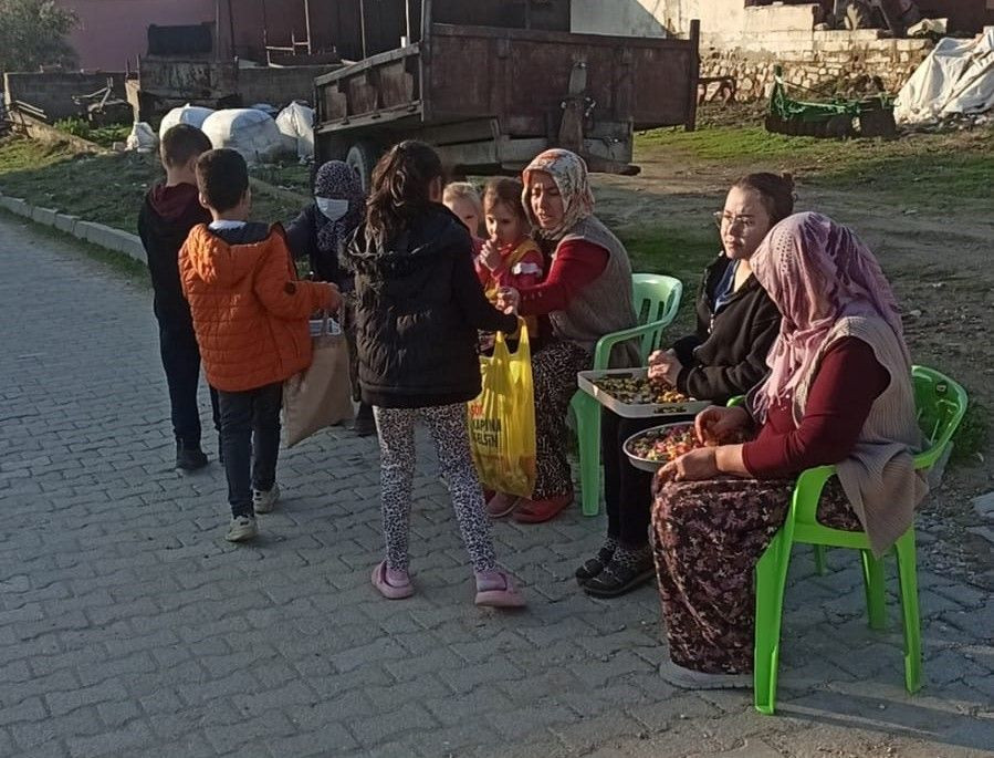 Sarıgöl’de Asırlık Gelenek: Çocuklar “Bence” İçin Kapı Kapı Geziyor - Sayfa 1