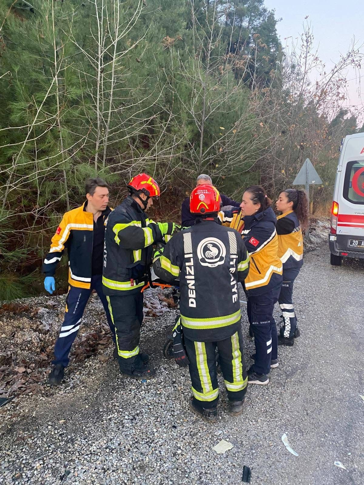 Denizli’de Otomobil Ağaca Çarptı: 3 Yaralı - Sayfa 1