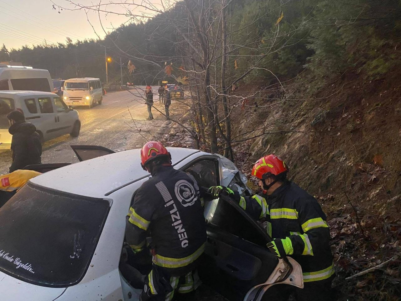 Denizli’de Otomobil Ağaca Çarptı: 3 Yaralı - Sayfa 2