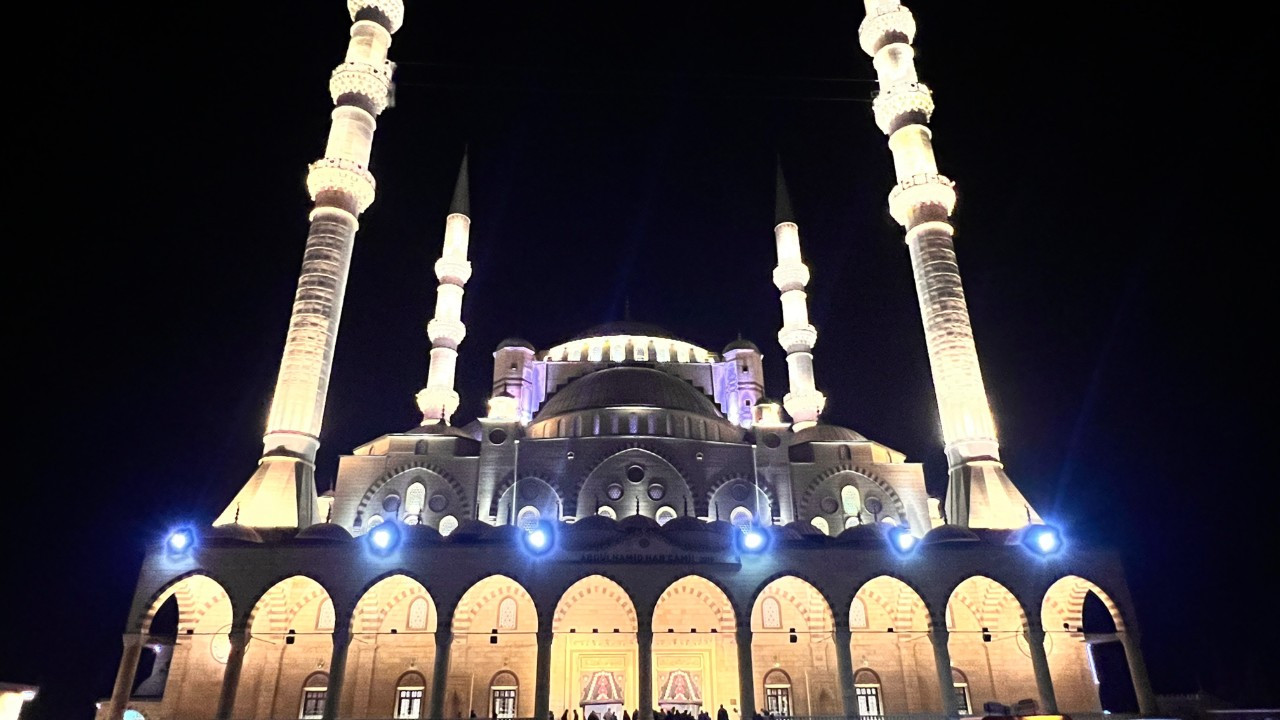 Kahramanmaraş’ta Regaip Kandili Coşkusu: Abdülhamid Han Camii Dolup Taştı