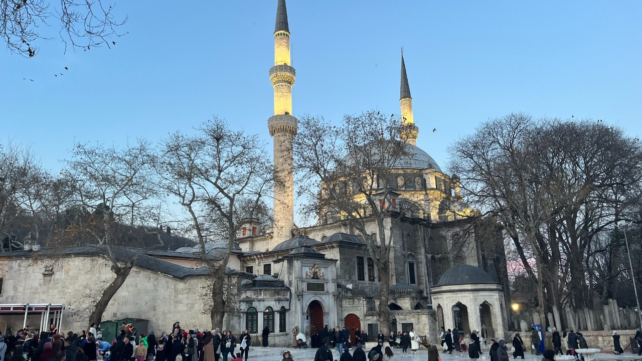 Regaip Kandili'nde Eyüpsultan Camii Dolup Taştı