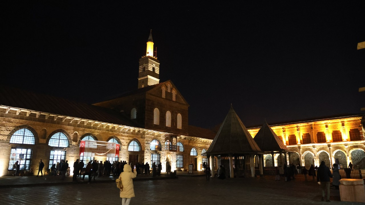 Diyarbakır’da Regaip Kandili Ulu Camii’nde Dualarla İdrak Edildi