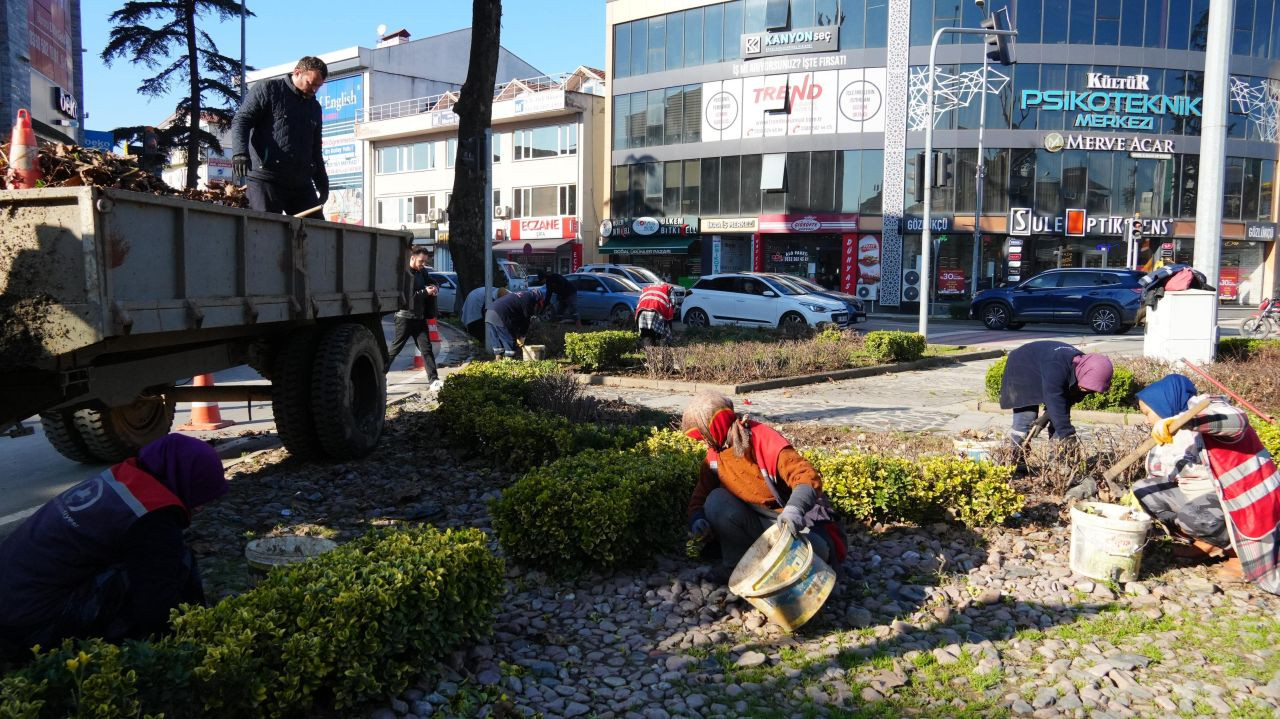 Düzce’de Kaldırım ve Peyzaj Çalışmaları Hız Kesmeden Devam Ediyor - Sayfa 4