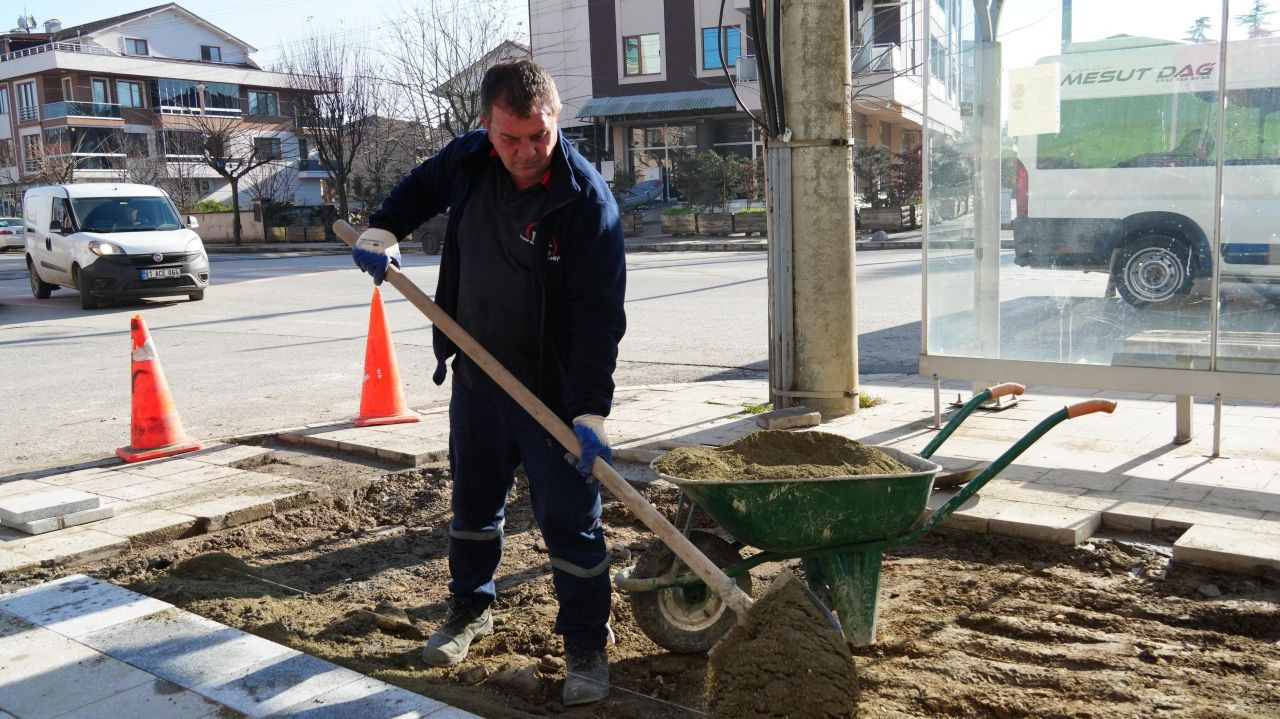 Düzce’de Kaldırım ve Peyzaj Çalışmaları Hız Kesmeden Devam Ediyor - Sayfa 1