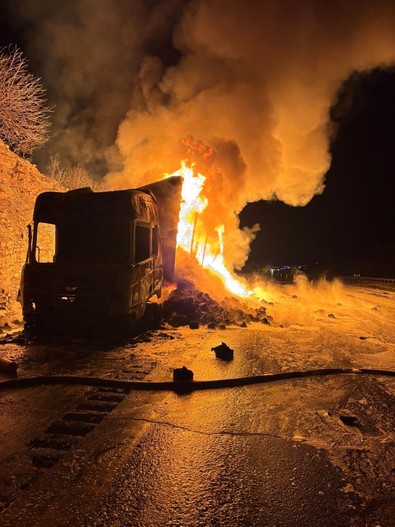 Mersin’de Tekstil Yüklü Tır Seyir Halindeyken Alevlere Teslim Oldu - Sayfa 2