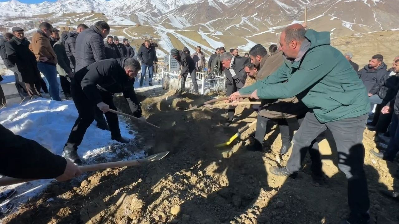 Kazada Kaya Parçasının İsabet Ettiği Çocuk Gözyaşları Arasında Toprağa Verildi