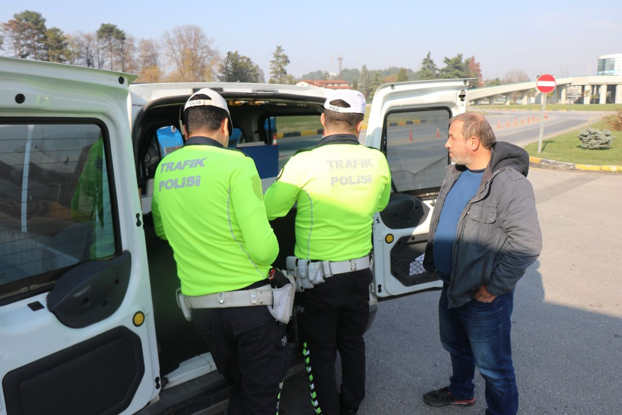 Sakarya'da Aralık Ayında Trafik Polislerinden Sıkı Denetim: 700 Araç Men Edildi, 204 Ehliyet Alındı! - Sayfa 1