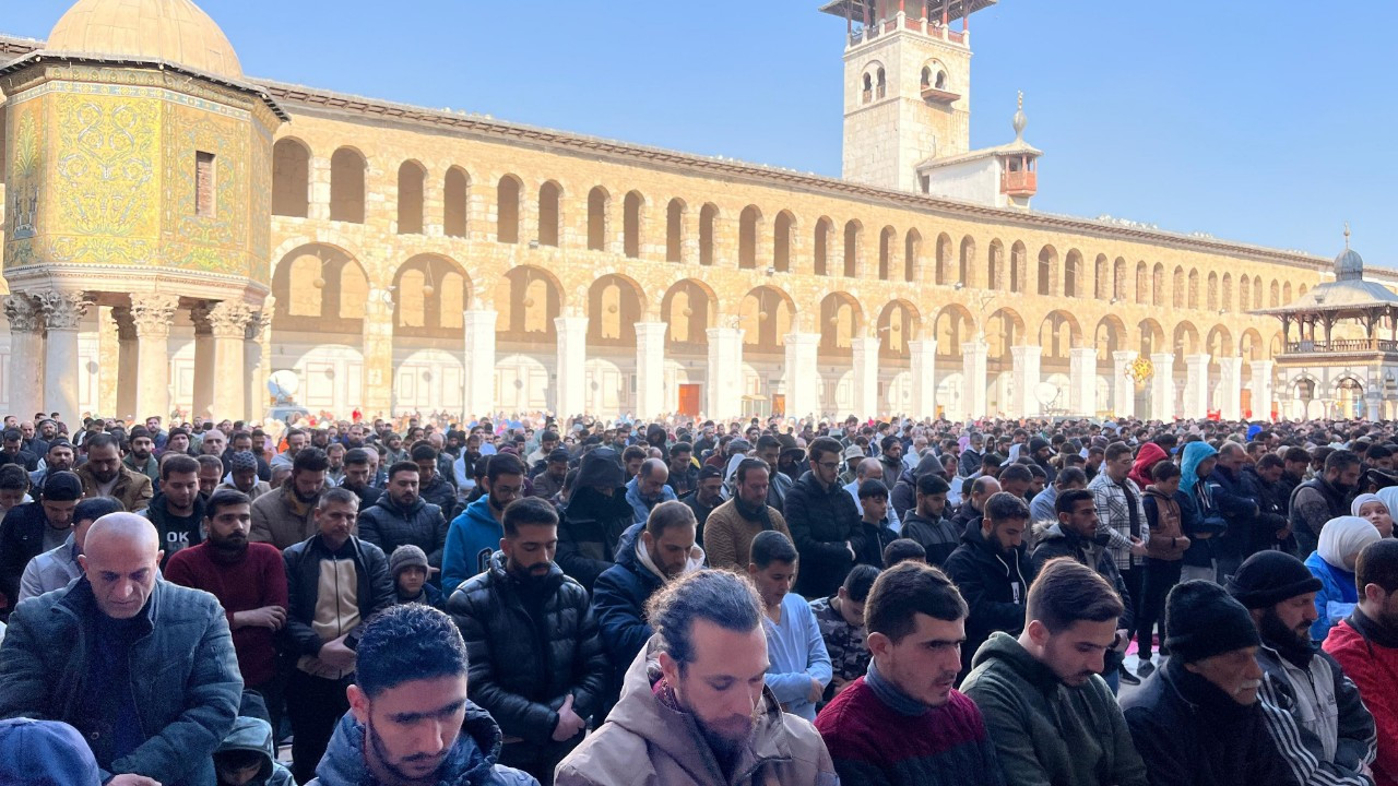Şam'da Emevi Camii'nde Cuma Namazı Yoğunluğu