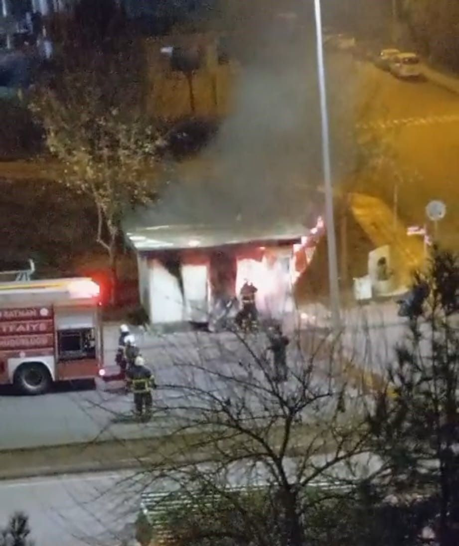 Şoförlerin Kaldığı Kulübe Benzinle Yakıldı: Polis Şüphelileri Arıyor - Sayfa 1