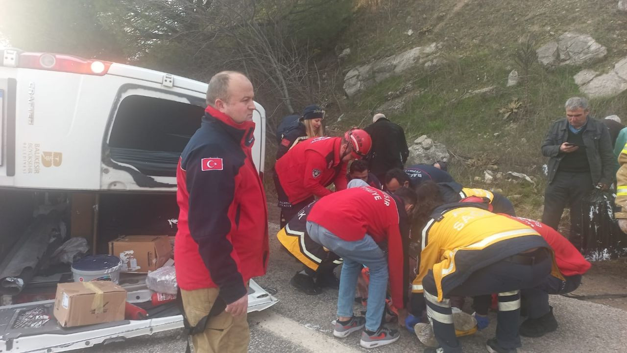 Balıkesir’de Yolcu Minibüsü ile Otomobil Çarpıştı: 2 Ölü, 18 Yaralı - Sayfa 1