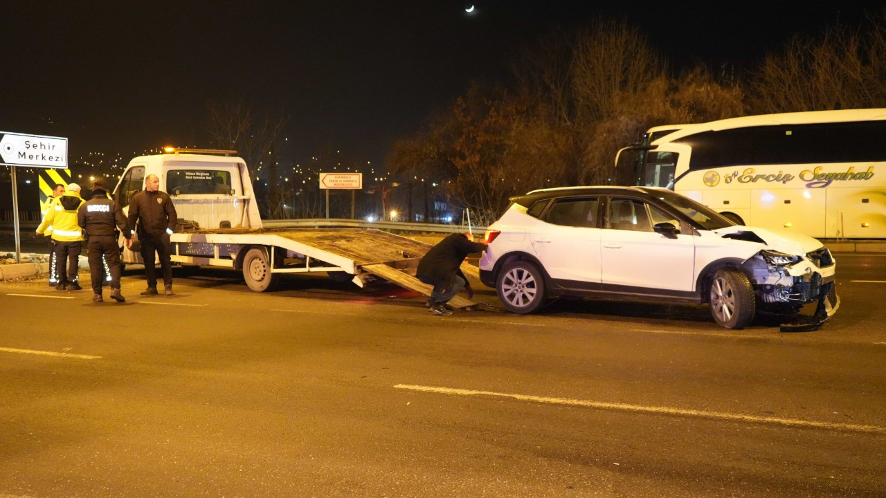 Kırıkkale’de İki Otomobil Çarpıştı: 3 Kişi Yaralandı