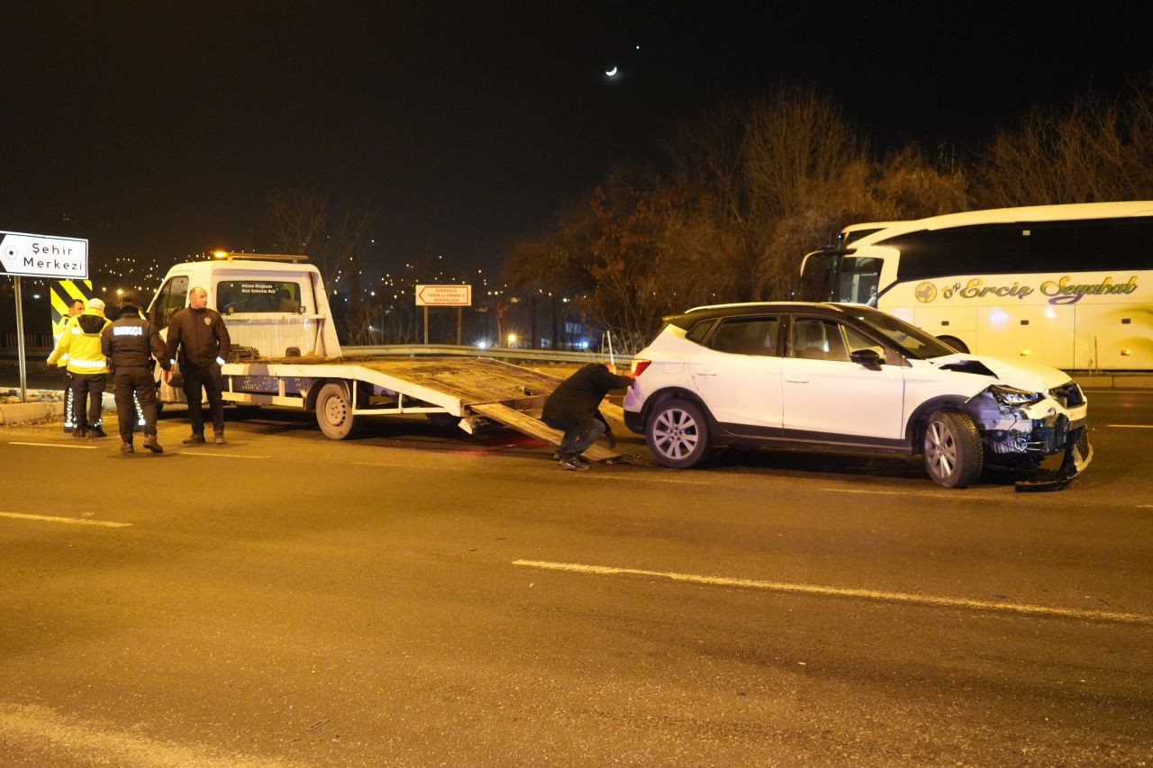 Kırıkkale’de İki Otomobil Çarpıştı: 3 Kişi Yaralandı - Sayfa 1