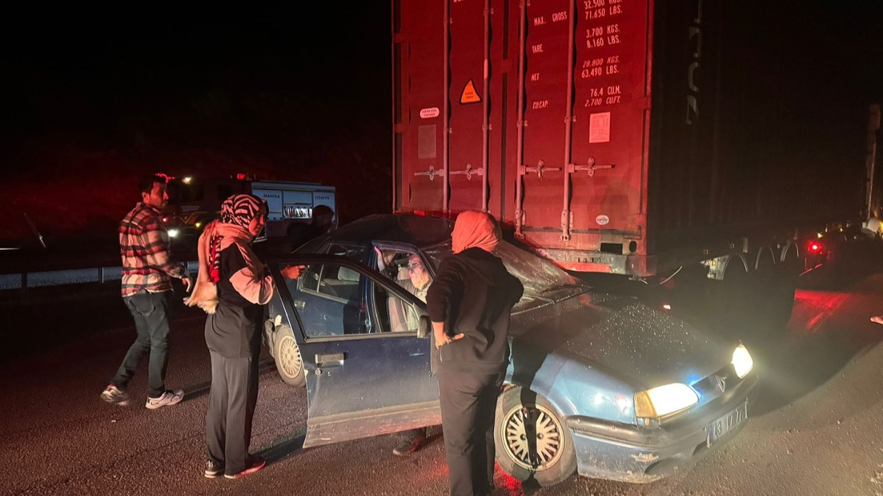 Yol Kenarındaki Tıra Çarpan Otomobilde 2 Kişi Ağır Yaralandı