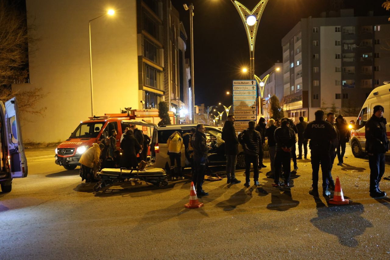 Nevşehir'de Otomobil İle Hafif Ticari Araç Çarpıştı: 9 Yaralı - Sayfa 1