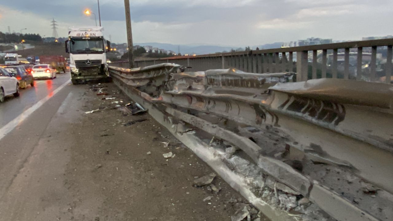 TEM Otoyolu'nda Makaslama Yapan Tırdan Konteyner Düştü, Dorse Bariyere Girdi: 1 Yaralı! - Sayfa 3