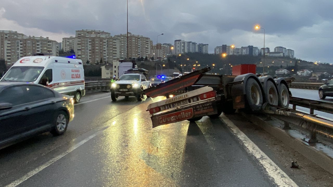 TEM Otoyolu'nda Makaslama Yapan Tırdan Konteyner Düştü, Dorse Bariyere Girdi: 1 Yaralı! - Sayfa 4