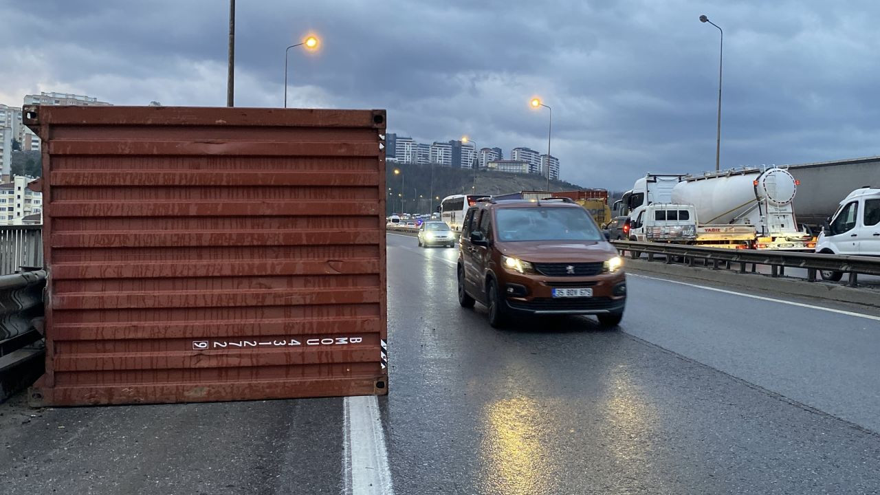 TEM Otoyolu'nda Makaslama Yapan Tırdan Konteyner Düştü, Dorse Bariyere Girdi: 1 Yaralı! - Sayfa 5