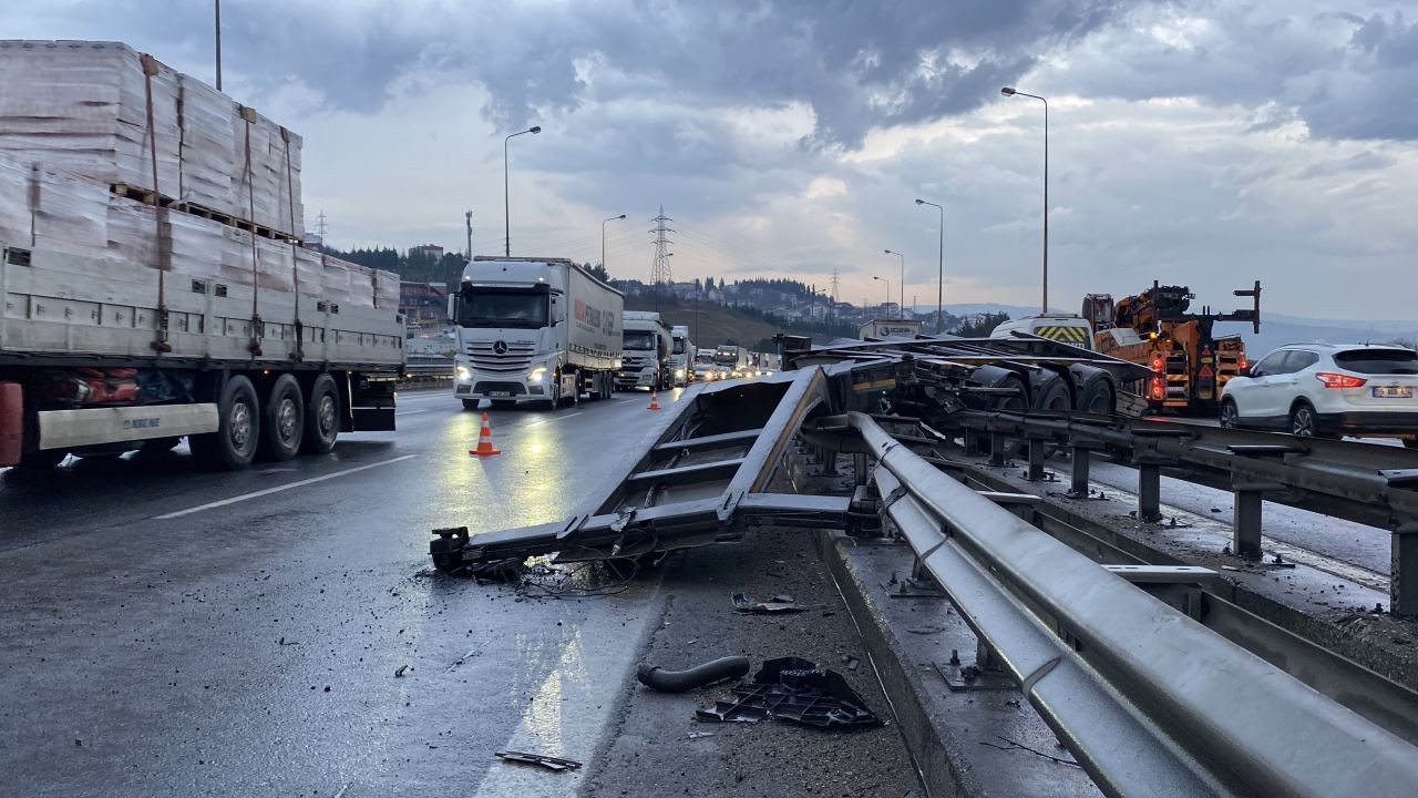 TEM Otoyolu'nda Makaslama Yapan Tırdan Konteyner Düştü, Dorse Bariyere Girdi: 1 Yaralı! - Sayfa 8