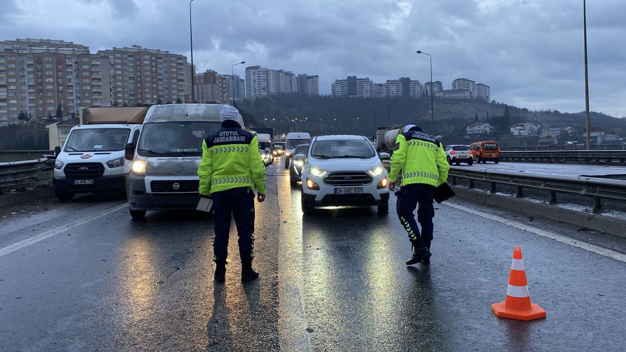 TEM Otoyolu'nda Makaslama Yapan Tırdan Konteyner Düştü, Dorse Bariyere Girdi: 1 Yaralı! - Sayfa 9