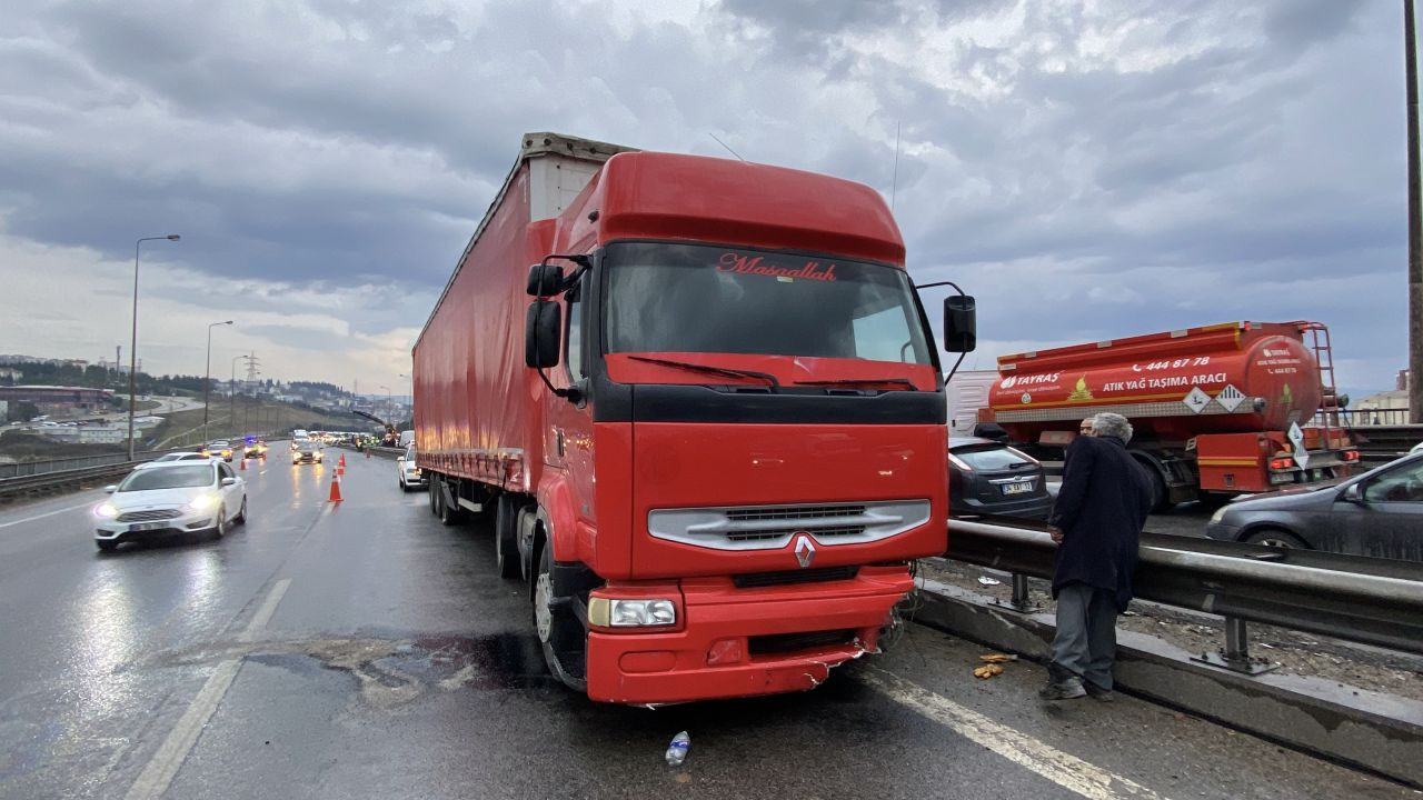 TEM Otoyolu'nda Makaslama Yapan Tırdan Konteyner Düştü, Dorse Bariyere Girdi: 1 Yaralı! - Sayfa 10