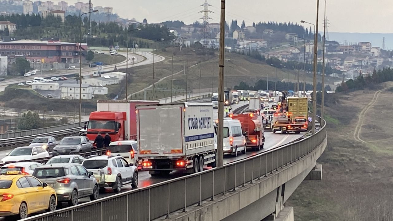 TEM Otoyolu'nda Makaslama Yapan Tırdan Konteyner Düştü, Dorse Bariyere Girdi: 1 Yaralı! - Sayfa 11