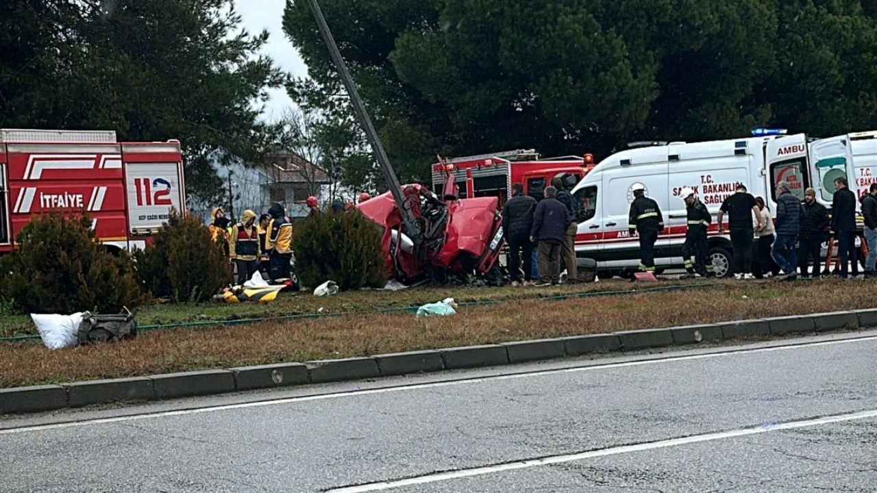 Samsun’da Otomobil Aydınlatma Direğine Çarptı: 2 Yaralı