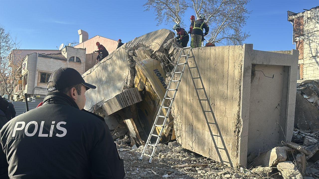 Uşak'ta Yıkım Esnasında İş Makinesi Operatörü Enkaz Altında Kaldı - Sayfa 1