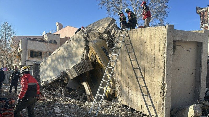 Uşak'ta Yıkım Esnasında İş Makinesi Operatörü Enkaz Altında Kaldı - Sayfa 6