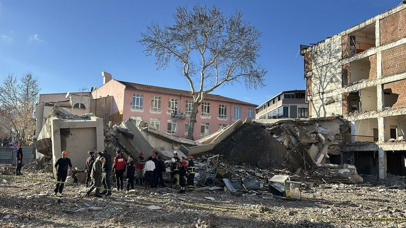 Uşak'ta Yıkım Esnasında İş Makinesi Operatörü Enkaz Altında Kaldı - Sayfa 7