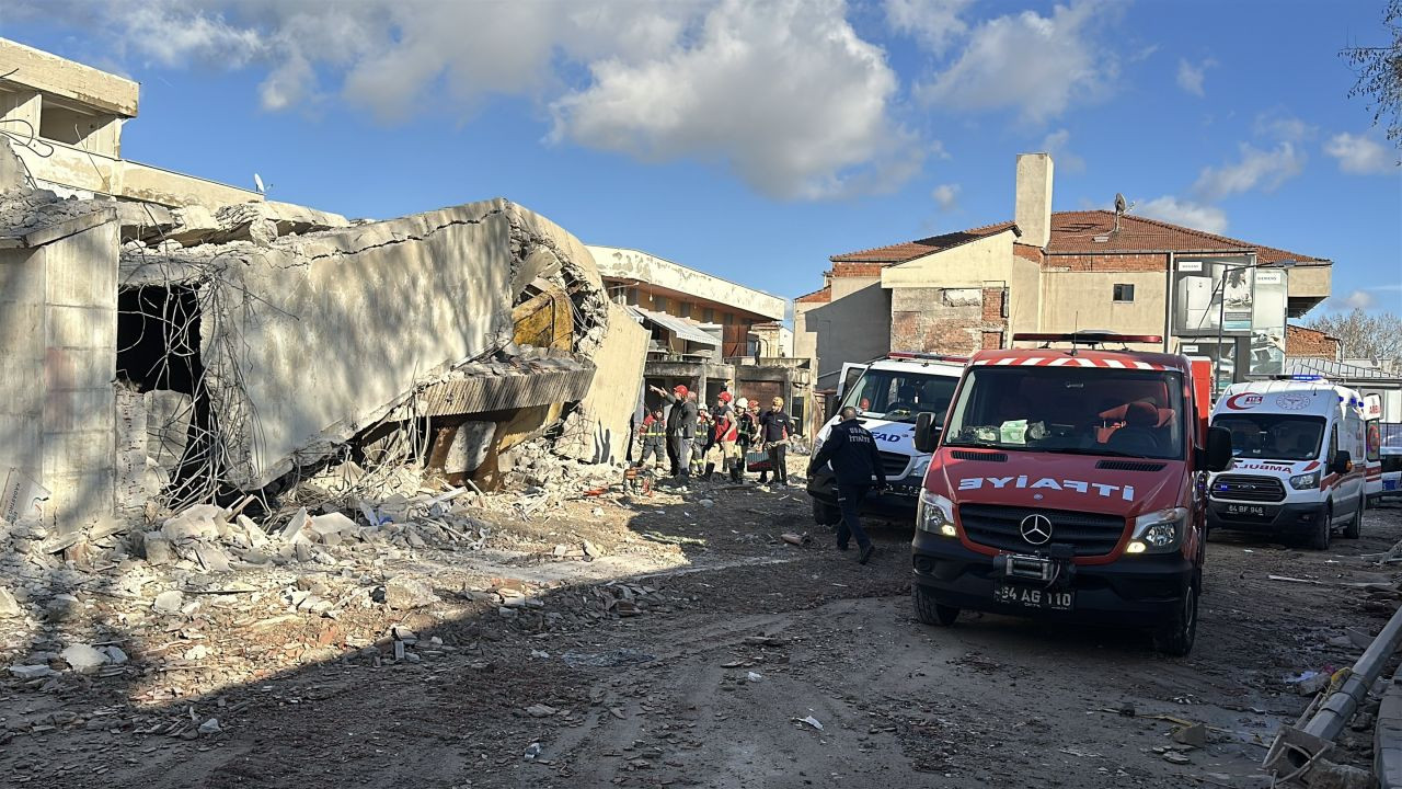 Uşak'ta Yıkım Esnasında İş Makinesi Operatörü Enkaz Altında Kaldı - Sayfa 4