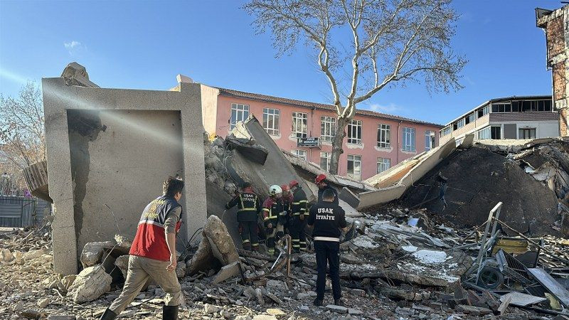 Uşak'ta Yıkım Esnasında İş Makinesi Operatörü Enkaz Altında Kaldı - Sayfa 9