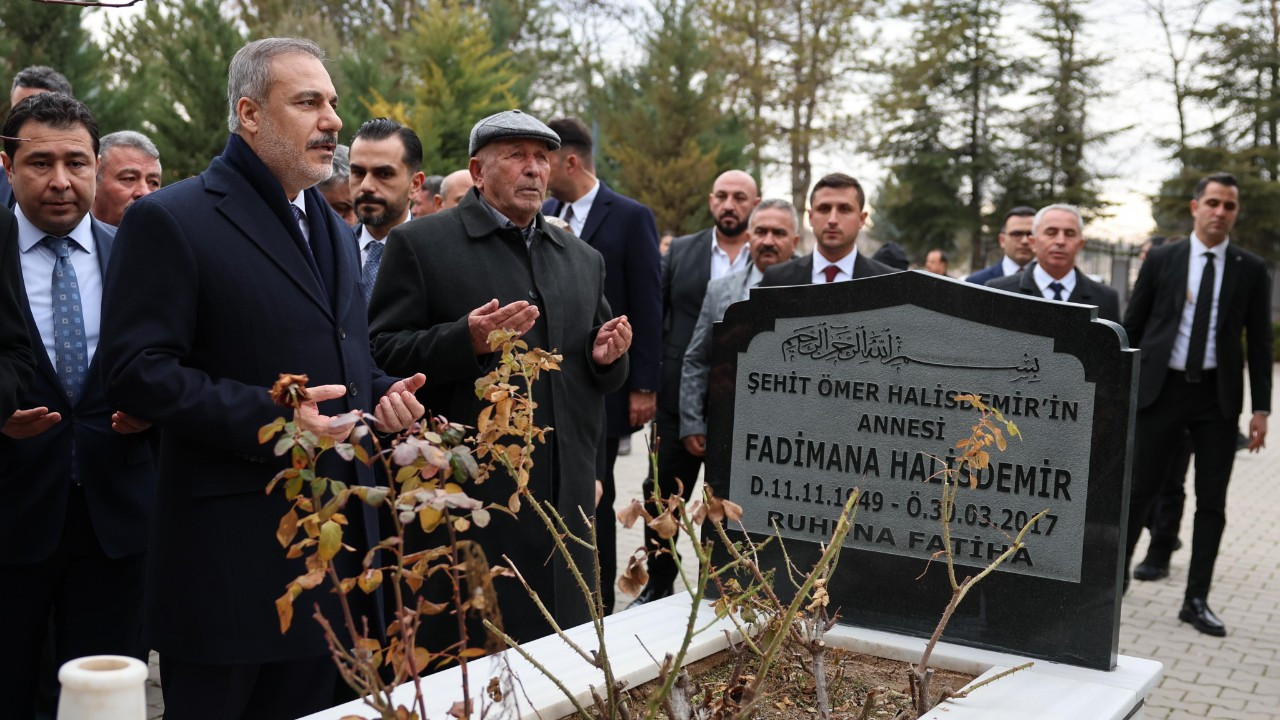 Bakan Hakan Fidan, Şehit Ömer Halisdemir'in Kabrini Ziyaret Etti