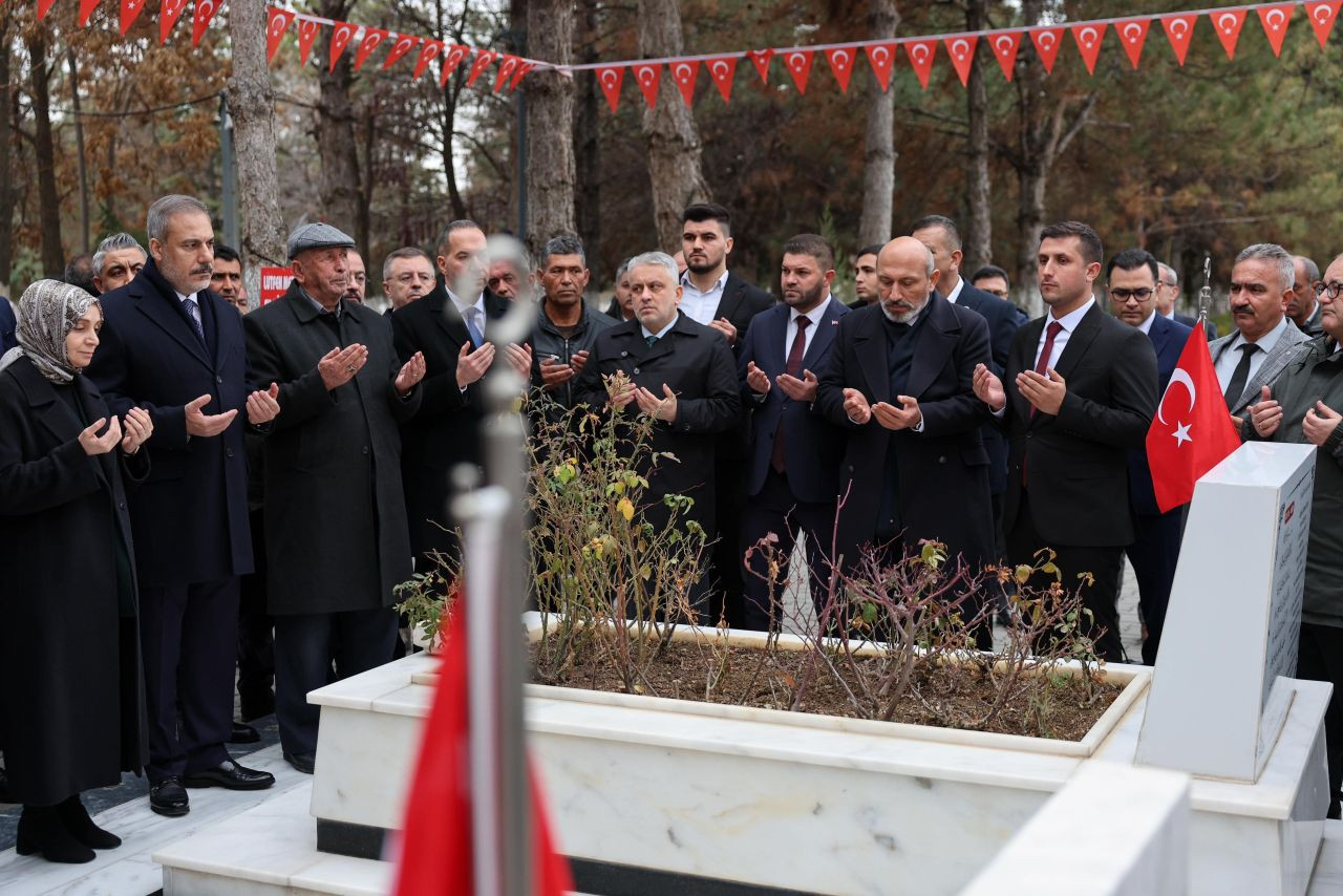 Bakan Hakan Fidan, Şehit Ömer Halisdemir'in Kabrini Ziyaret Etti - Sayfa 6