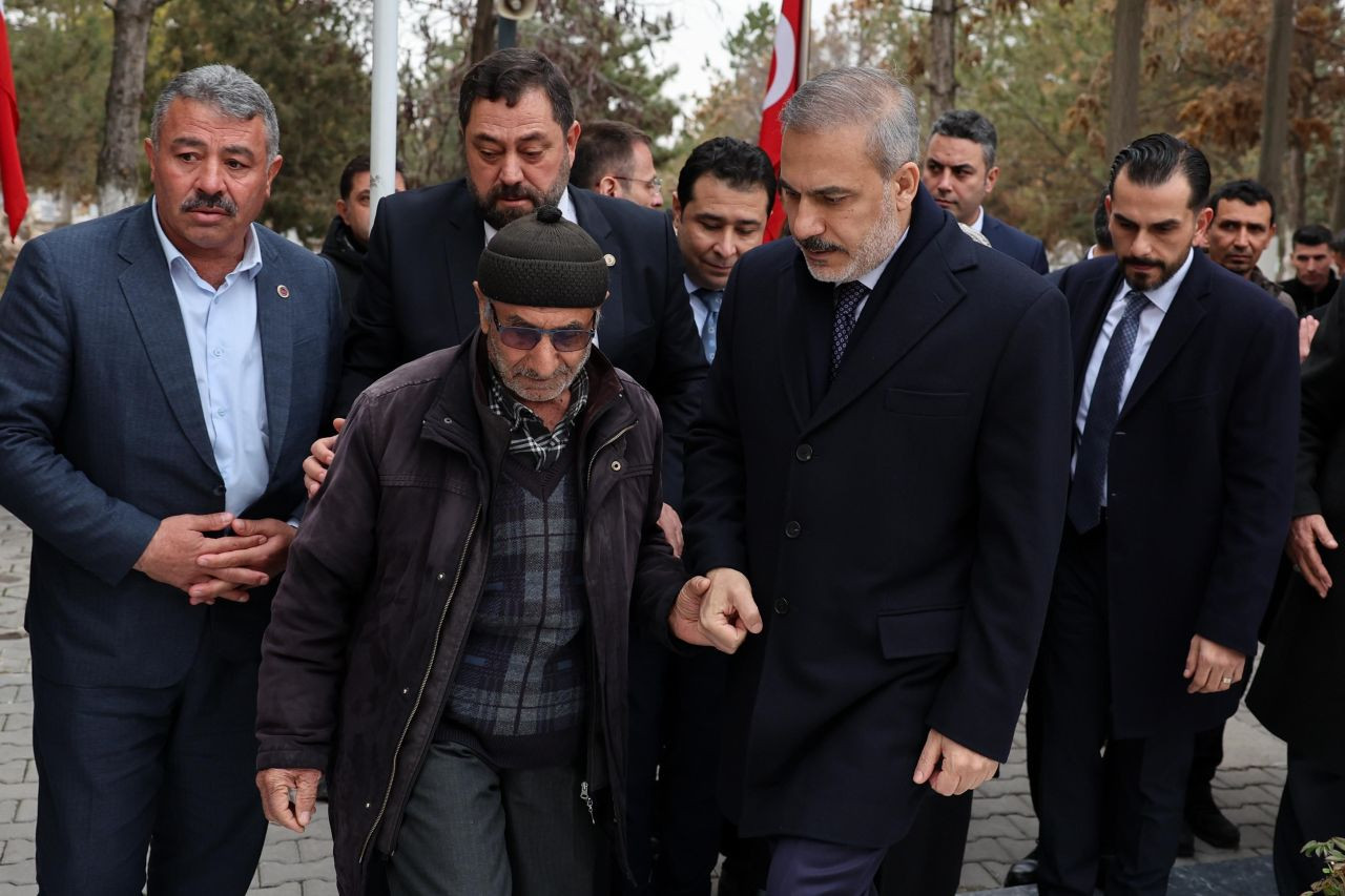 Bakan Hakan Fidan, Şehit Ömer Halisdemir'in Kabrini Ziyaret Etti - Sayfa 2