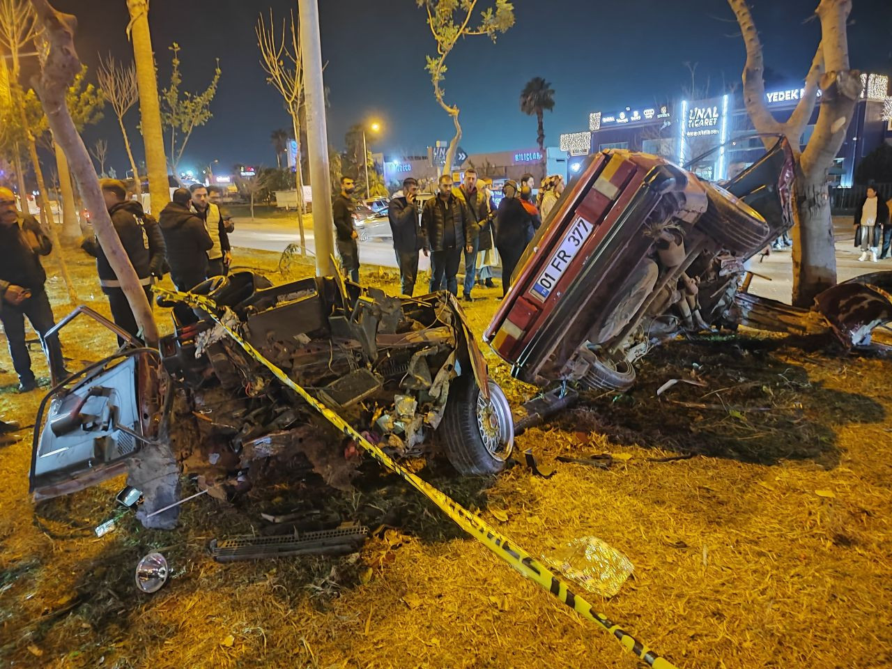 Adana’da Feci Kaza: Ağaçlara Çarpan Otomobil İkiye Ayrıldı, 1 Ölü, 2 Yaralı - Sayfa 1