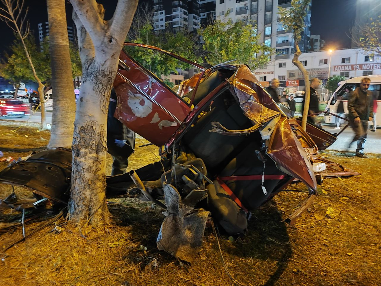 Adana’da Feci Kaza: Ağaçlara Çarpan Otomobil İkiye Ayrıldı, 1 Ölü, 2 Yaralı - Sayfa 2