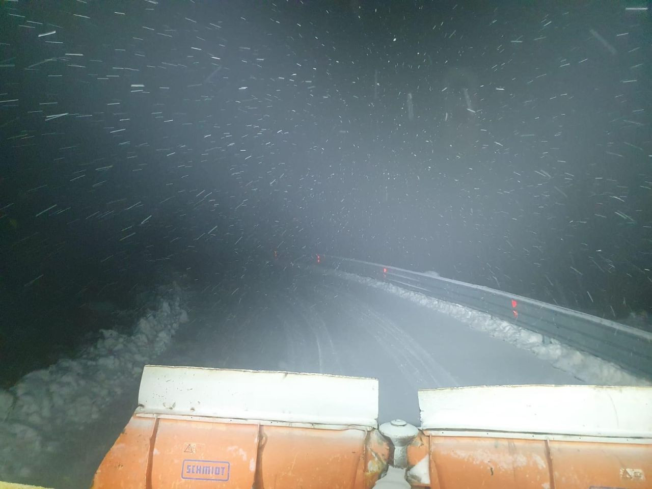 Elazığ’da Kar Yağışı Başladı: Hazarbaba Yolunda Mahsur Kalan Araçlar Kurtarılıyor - Sayfa 1