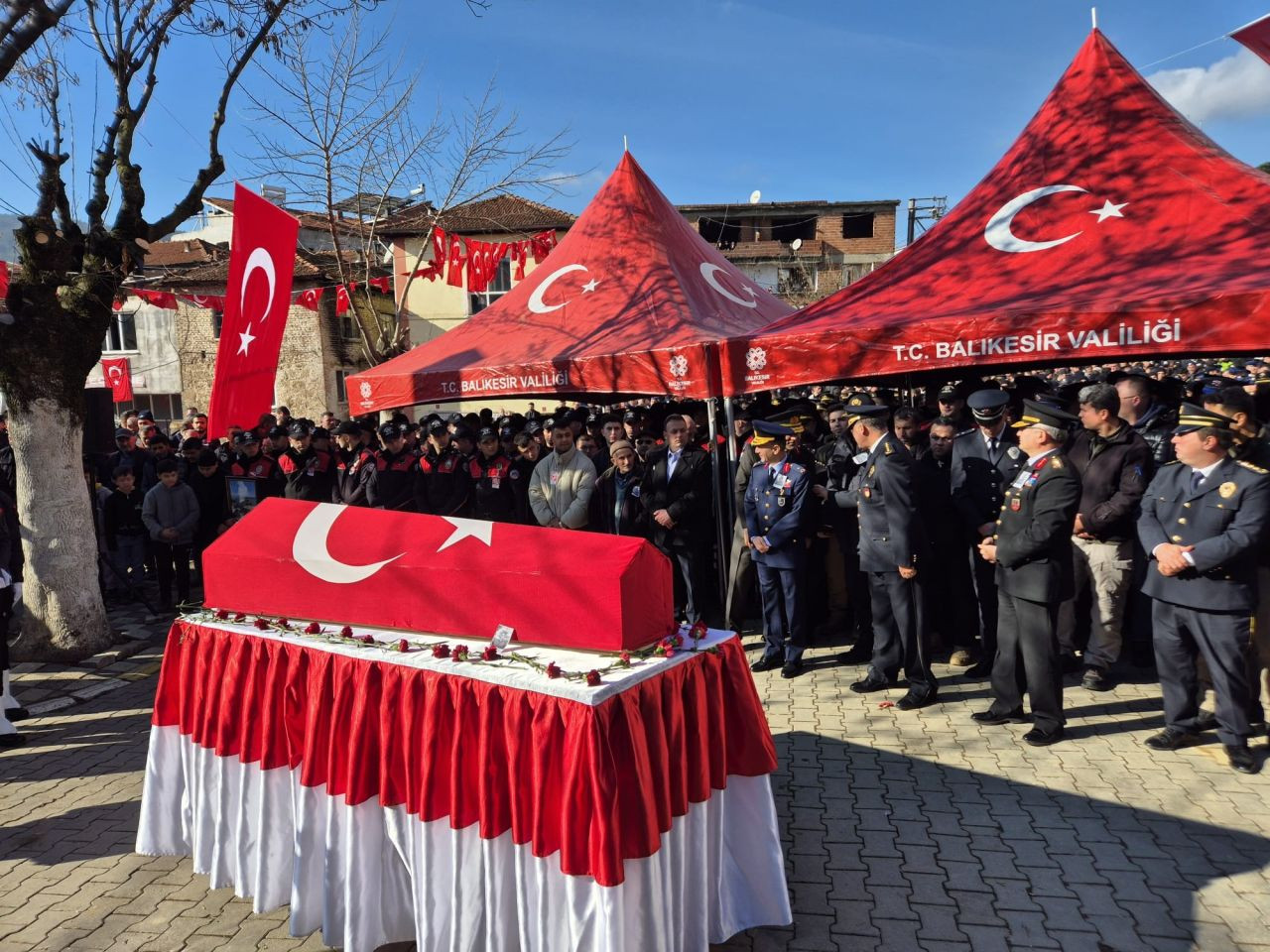 Şehit polis memuru Emirhan Aramış son yolculuğuna uğurlandı - Sayfa 2