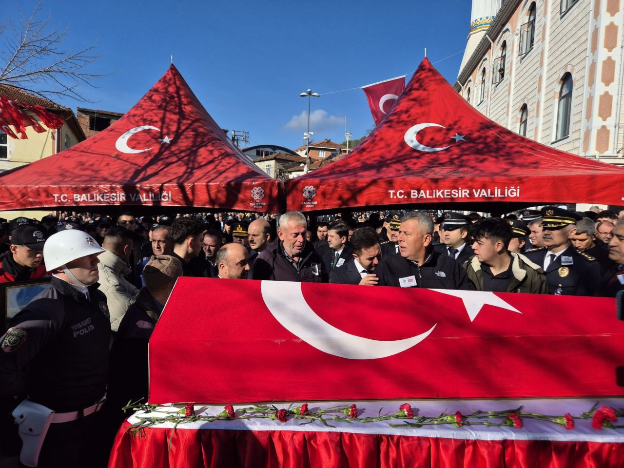 Şehit polis memuru Emirhan Aramış son yolculuğuna uğurlandı - Sayfa 3